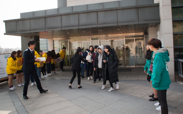사회과학대 보궐선거의 양 선본이 수선관 앞에서 선거운동을 진행하고 있다.