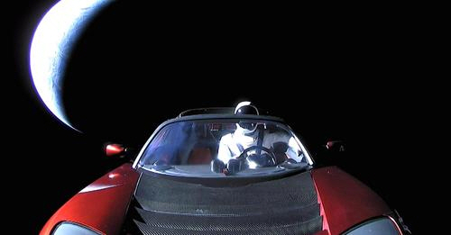 마네킹 우주비행사가 탑승한 로드스터가 화성으로 향하는 장면.