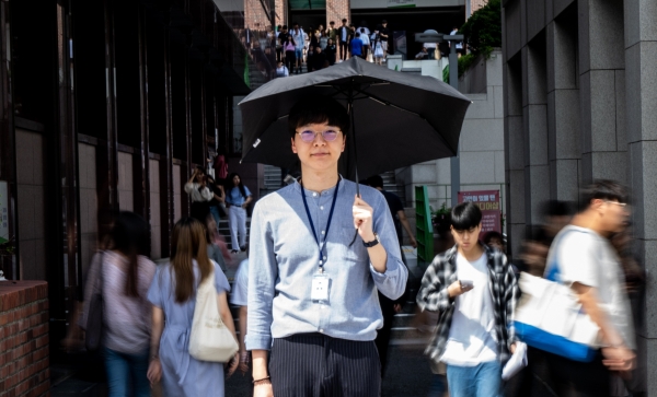 호암관 앞에서 양산을 쓴 기자의 모습