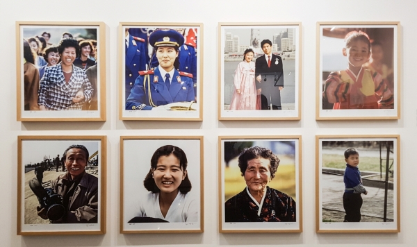 사진위주 갤러리 류가헌에 열린 전시 "사는 거이 다 똑같디요". 그가 방북했을 당시 찍은 북한 사람들의 일상적인 모습을 볼 수 있다.
