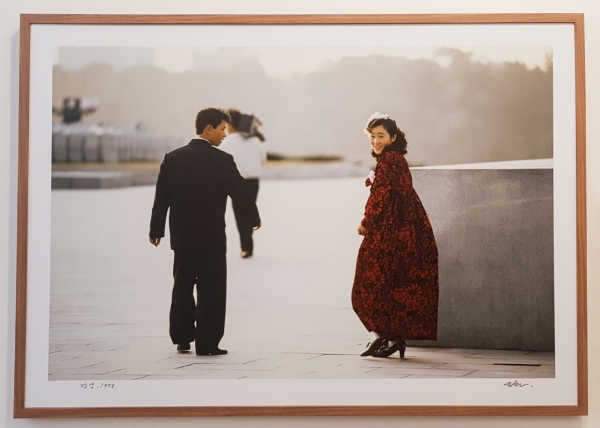 사진위주 갤러리 류가헌에 열린 전시 "사는 거이 다 똑같디요". 그가 방북했을 당시 찍은 북한 사람들의 일상적인 모습을 볼 수 있다.