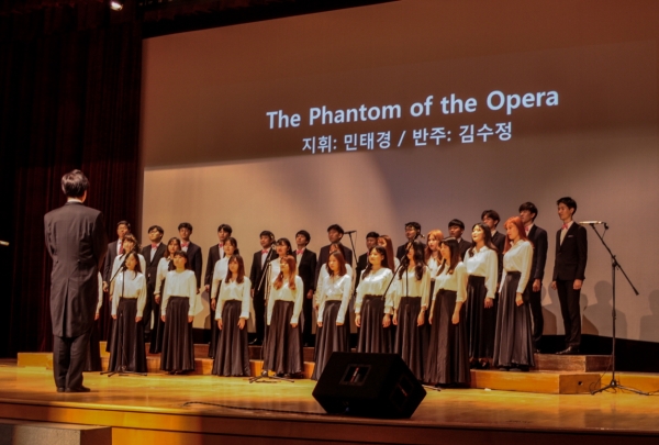 지난 5월 19일 자과캠 의과 대학 대강당에서 '오페라의 유령'메들리를 공연 중이다.
