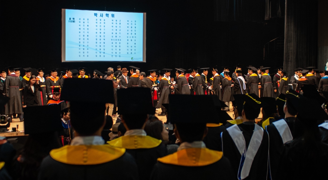 2019학년도 졸업생들이 인사캠 600주년기념관 새천년홀에서 학위수여식에 참여하고 있다.사진l이민형 기자 dlalsgud2014@