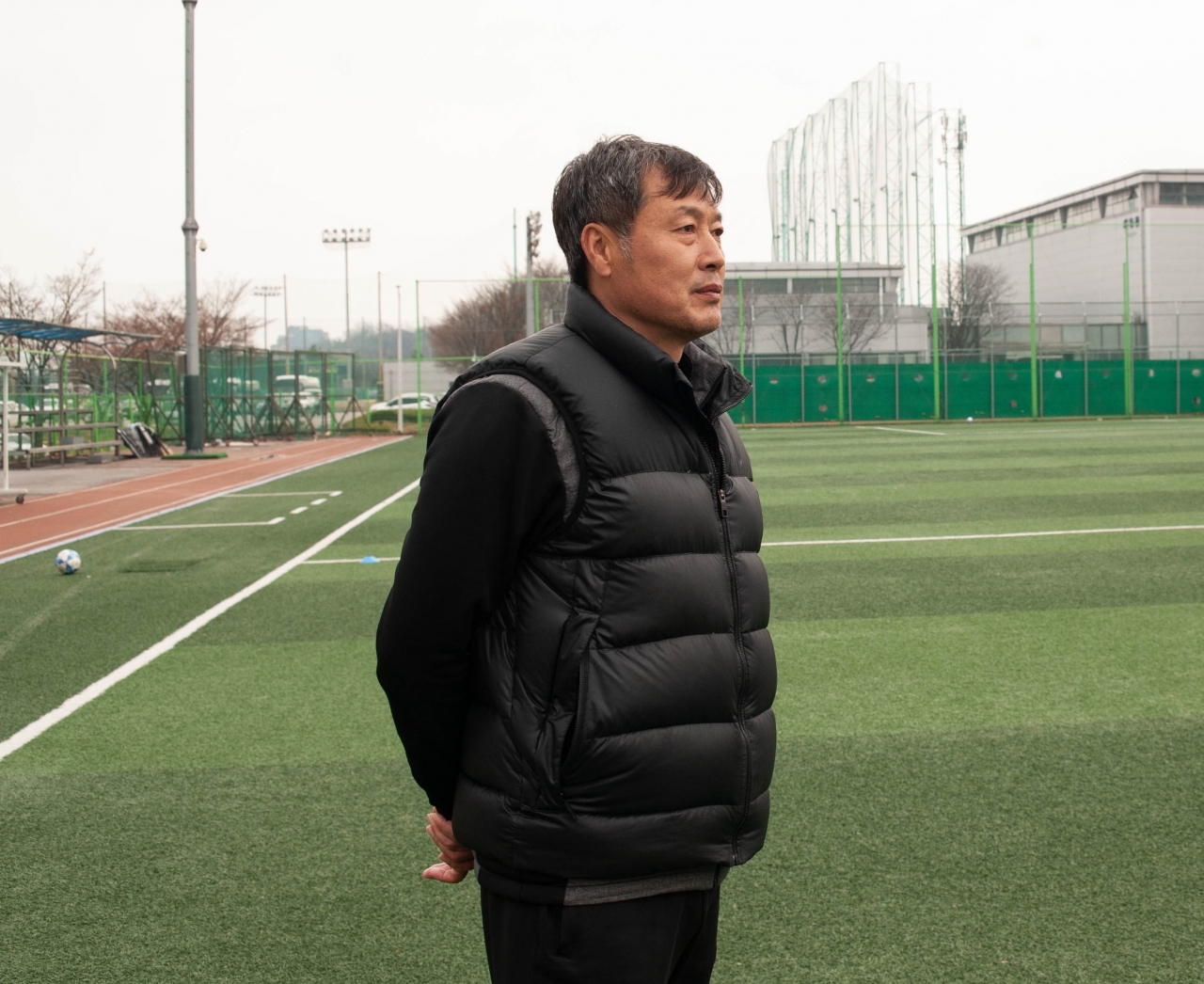 우리 학교 축구팀 정성천 감독이 선수단을 지도하고 있다.