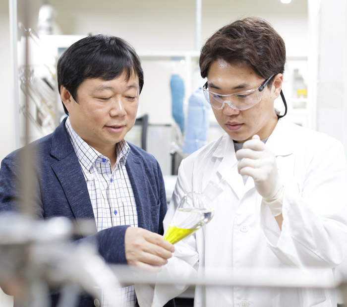 류도현(왼쪽) 교수와 심수용 박사가 같이 연구하고 있다.우리 학교 홈페이지 캡처