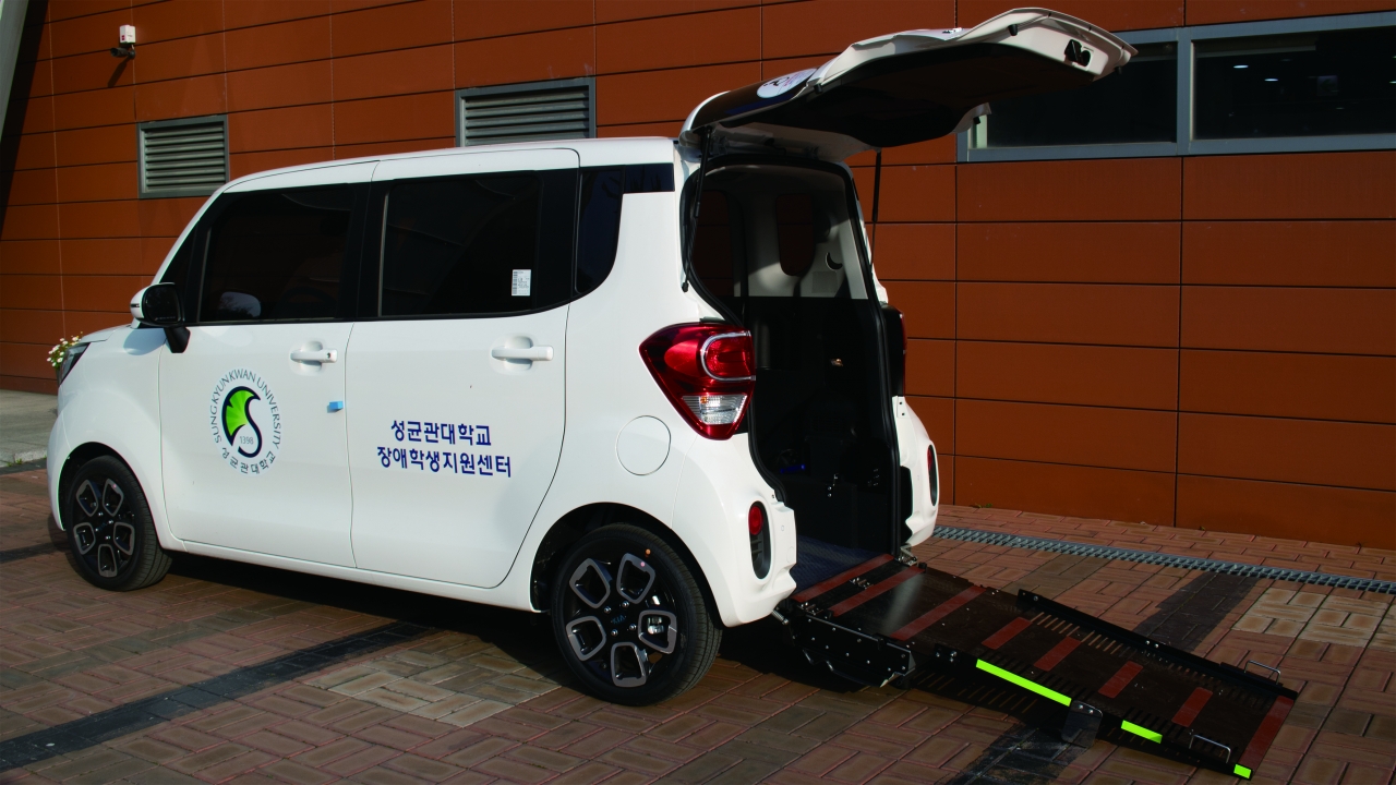 장애 학우 이동지원 차량은 차량 뒤편이 개조된 레이 슬로프로 휠체어를 탄 채 승하차가 가능하다.