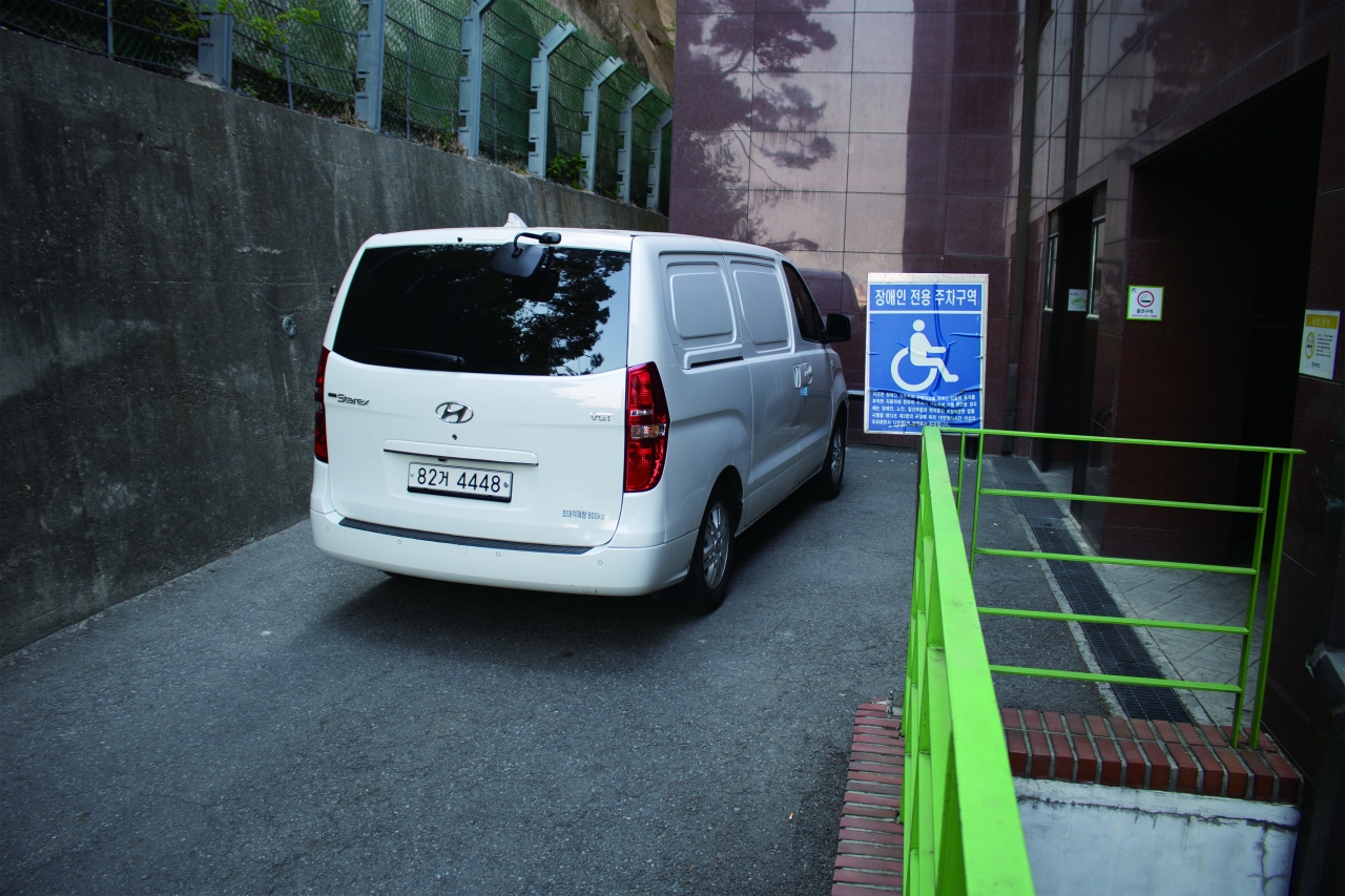호암관 4층 장애인 전용 주차구역에 일반 차량이 주차돼있다.사진 l 구지연 기자 atteliers@skkuw.com