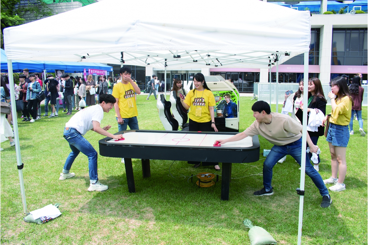 학우들이 금잔디 광장에서 에어하키 게임을 즐기고 있다.사진 l 성대신문 webmaster@