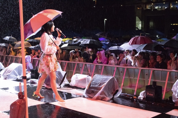 가수 윤하가 금잔디 광장 무대에서 공연하고 있다.