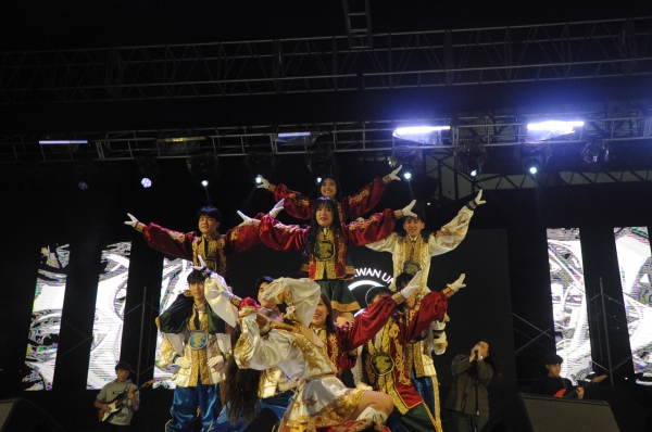 킹고응원단이 삼성학술정보관 앞 무대에서 공연하고 있다.