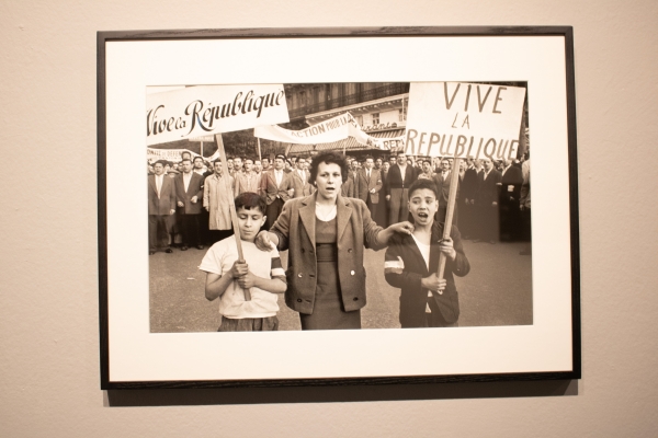  에리히 레싱. 1958년 5월 28일 파리 시민들이 드골 장군에게 항의하며 시위를 벌이고 있다.