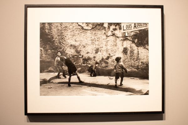 로버트 카파의 '노스탤지어-향수'. 1973년 파리의 어느 거리에서 아이들이 놀고 있다.