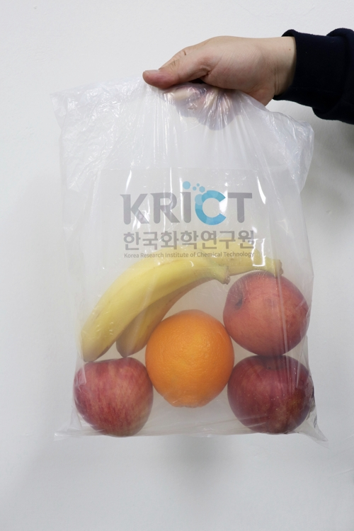 한국화학연구원에서 개발한 생분해성 고강도 비닐봉투.ⓒ 한국화학연구원 바이오화학연구센터 제공