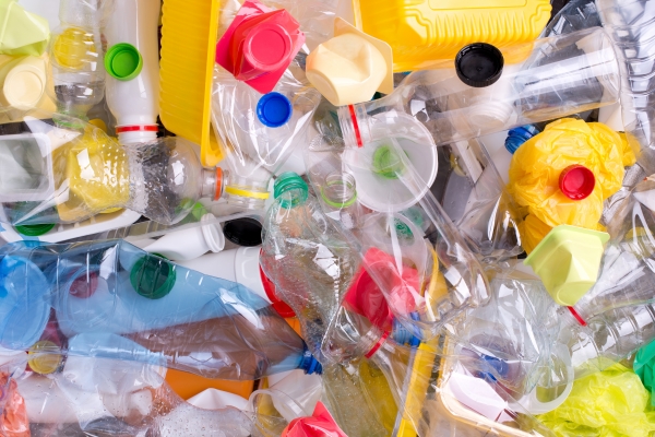플라스틱은 환경오염을 이유로 골칫덩어리가 됐다.