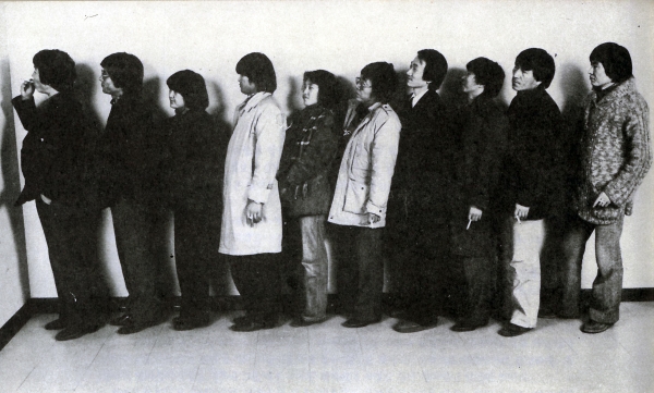 줄서기 포즈를 취한 초창기 현실과 발언 회원들(1982년).
