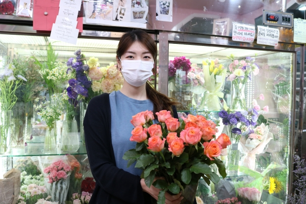 에델바이스 꽃집에서 꽃병을 들고 있는 이은총 사장의 모습. 사진 옥하늘 기자 sandra0129@
