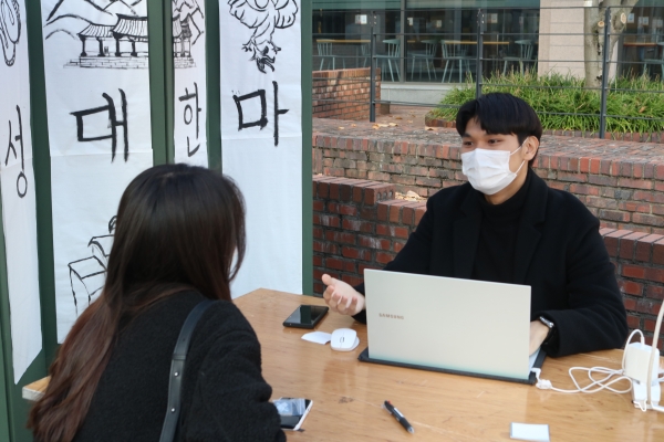건기제 오프라인 소통 부스에서 학우의 말을 경청하는 박현우(융합생명 16) 자과캠 부총학생회장.