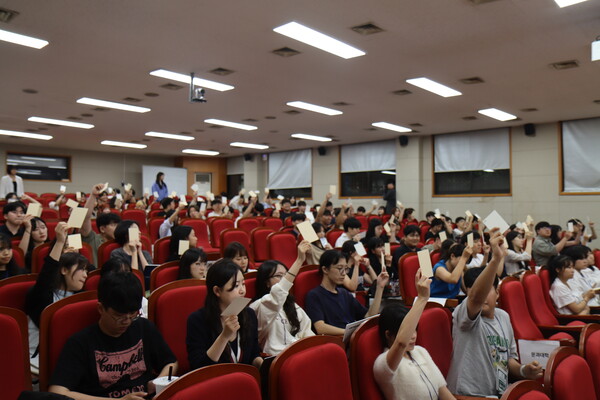 인사캠 전학대회에 참석한 재적 위원들의 모습. 사진ㅣ김현석 기자 everglow@