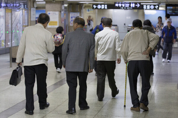 지하철을 이용 중인 노인들.©한겨레 기사