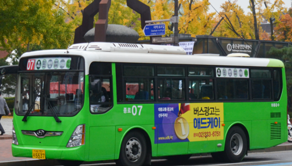 셔틀버스를 도색하여 운행 중인 대형종로07 사진. © 성균관대학교 경영전문대학원 홈페이지 캡처