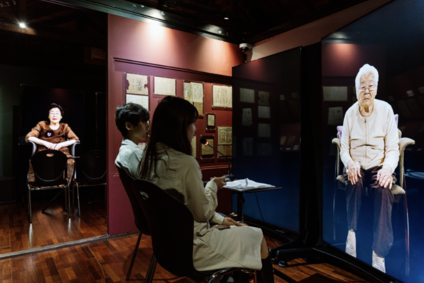 ‘영원한 증언’의 관람객들이 일본군 ‘위안부’ 피해자와 소통하는 모습. ⓒCreative Computing 홈페이지 캡처
