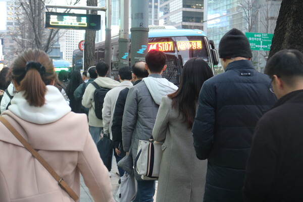 퇴근 시간 서울시의 광교 정거장에서 경기도로 향하는 광역버스를 기다리는 사람들. 사진 | 홍예원 기자 nyaong127@