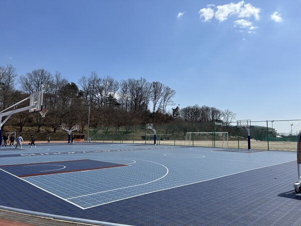 신설된 농구장을 이용하고 있는 학우들의 모습. 사진 | 김서진 기자 sseojinn@