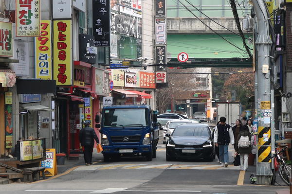 자과캠의 한 보차혼용도로에 차량과 보행자가 함께 통행하는 모습. 사진 | 전서연 기자 syeonn@